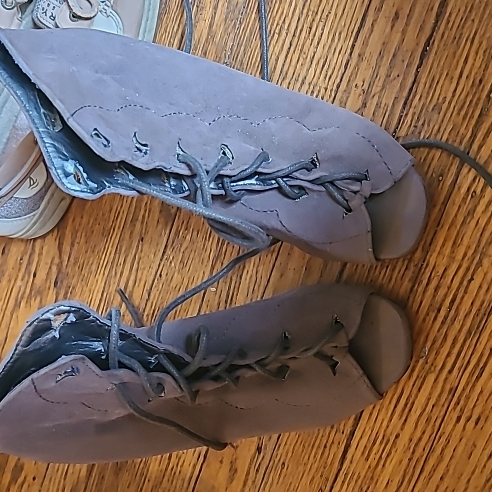 Costa blanca size five 4 inch heel